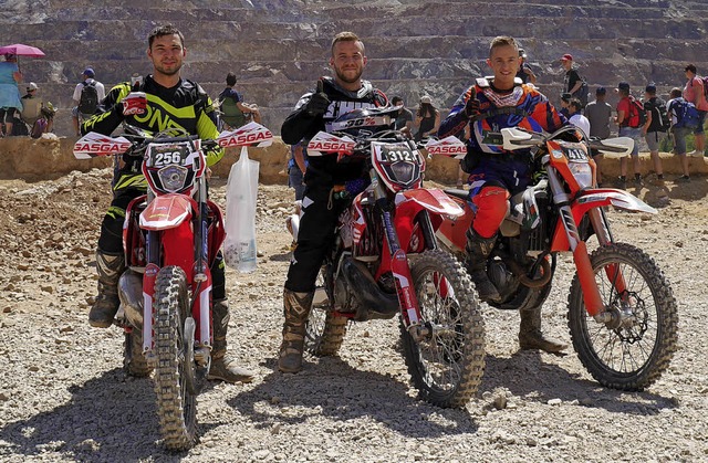 Tobias Huser, Felix Schmidt und Nico W...ann (von links) mit ihren Motorrdern   | Foto: privat