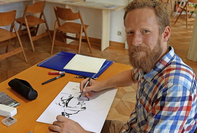 Der Comiczeichner Paul Scherbel aus B...erich Einblick in seine Arbeitsweise.   | Foto: Roswitha Frey