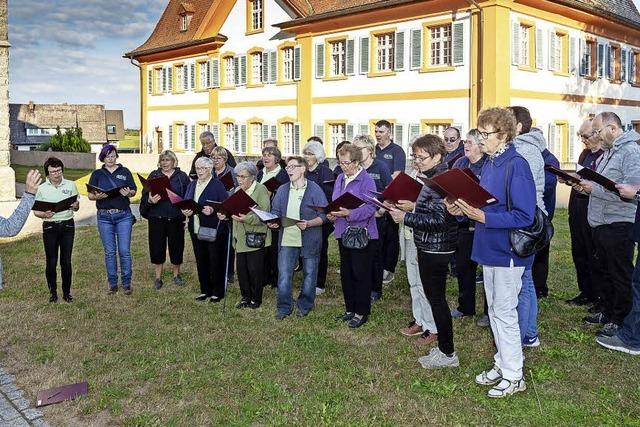 Erneut pilgern die Snger um das Kirchengebude