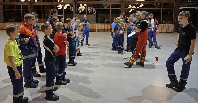 24-Stunden-bung der Jugendfeuerwehr R...ie Regeln und teilten die Gruppen ein.  | Foto: Sackmann