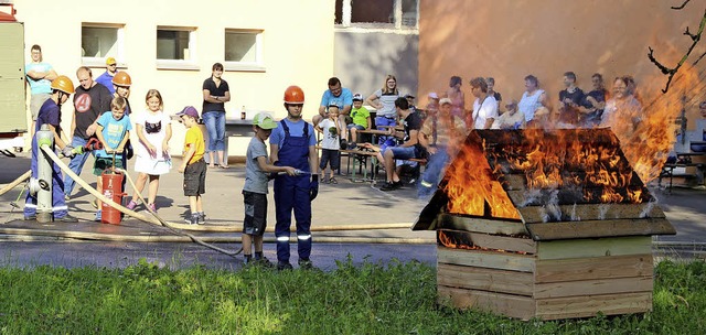 Ganz mutig traute sich ein Junge, mit ...ngfeuerwehr-Mitgliedern aus Blumegg.    | Foto: Lucia van Kreuningen