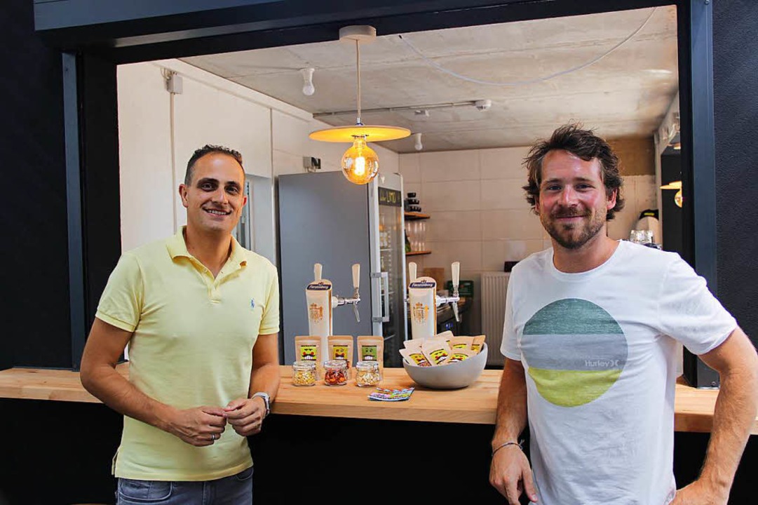 Thomas Gutsche (links) und Leonard Sporleder mit ihrem gesunden Snack  | Foto: Anna Lob