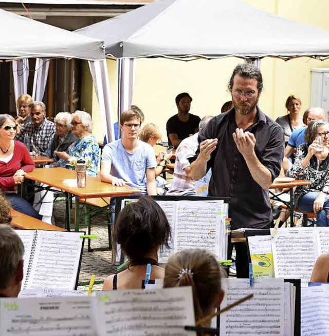 Beim Dorfplatzfest trat auch der Musik...ler mit Dirigent Nikolaus Reinke auf.   | Foto: Rita Eggstein