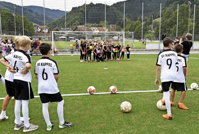 Whrend die HipHop-Mdels noch ihr Fot...balljungs darauf, das Tor einzuweihen.  | Foto: Rita Eggstein