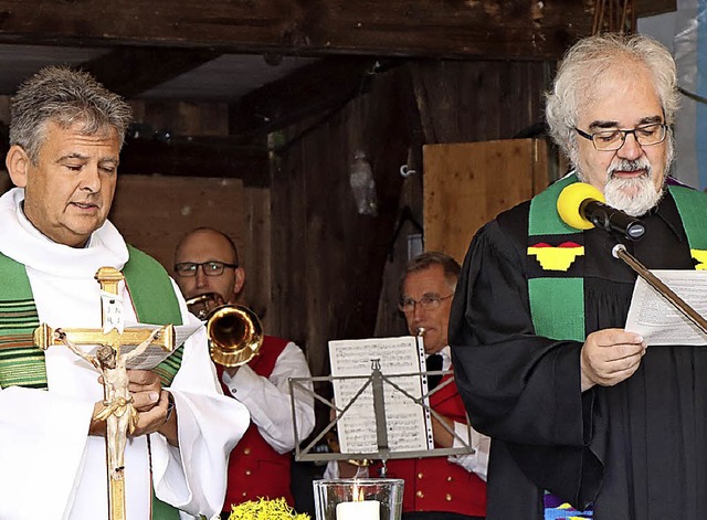 Die Pfarrer Arno Zahlauer (links) und ...menischen Gottesdienst beim Bergfest.   | Foto: Dieter Maurer