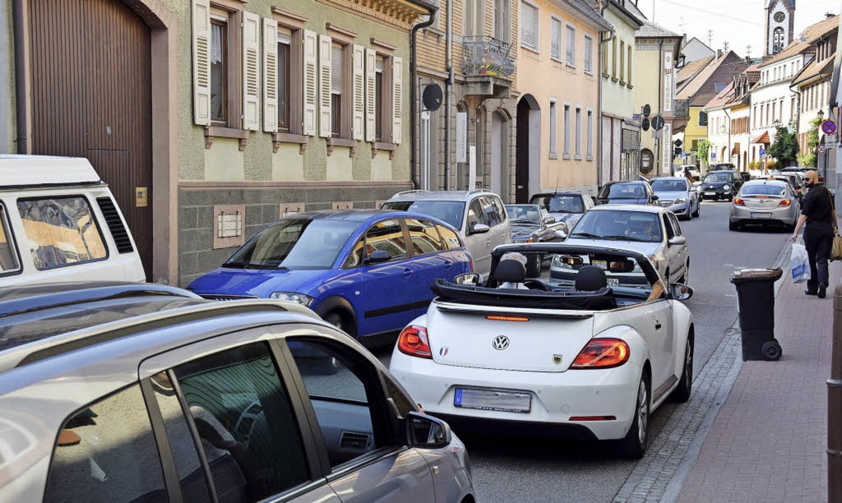 In der Eisenbahnstraße darf nur noch auf den markierten Flächen geparkt werden.  | Foto: Kai Kricheldorff