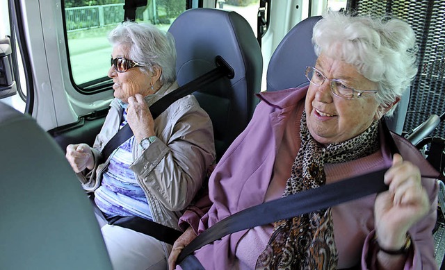 Diese zwei Damen aus Kirchzarten  fhl...&#8211; auch ein Brgerbus unterwegs.   | Foto: Erich Krieger/Verein