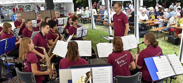 Zu Gast beim Schlsslehock: die Musikk...st unter Leitung von Stefan Faulhaber   | Foto: C. Ehlenbrker