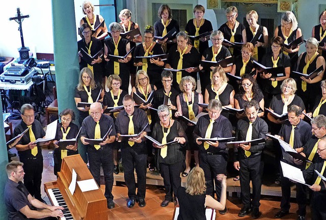 Hanna Roos leitete den Chorios-Chor, Daniel Roos begleitete diesen am Klavier.   | Foto: Annette Preuss