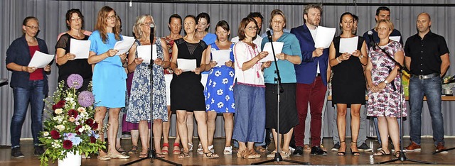 Die Lehrer der Gemeinschaftsschule Am ...bschieden ihren Rektor mit einem Lied.  | Foto: Mario Schneberg