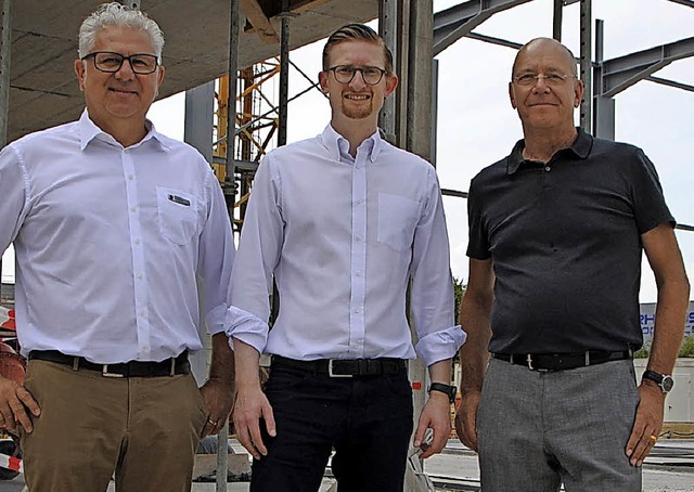 Bauherr Thomas Kestenholz (Mitte) mit ...nks) und Architekt Andreas Steinrder   | Foto: Sedlak