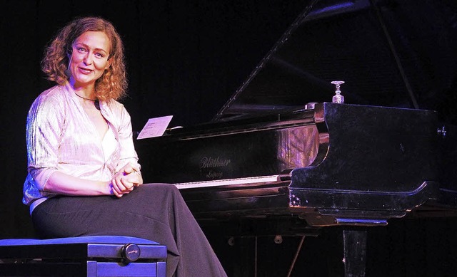 Die Pianistin und Kabarettistin Anne F... Theatersaal des &#8222;Salmen&#8220;   | Foto: Markus Donner