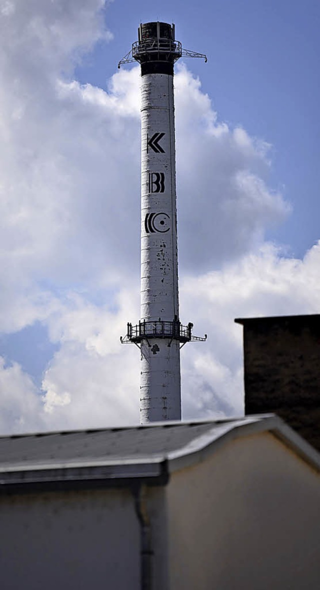 Zwei Schornsteine, aber unterschiedlic...n: links KBC, rechts die Lauffenmhle   | Foto: Jonas Hirt