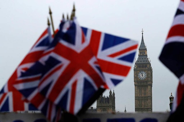 Britische Flaggen vor dem Parlament   | Foto: dpa