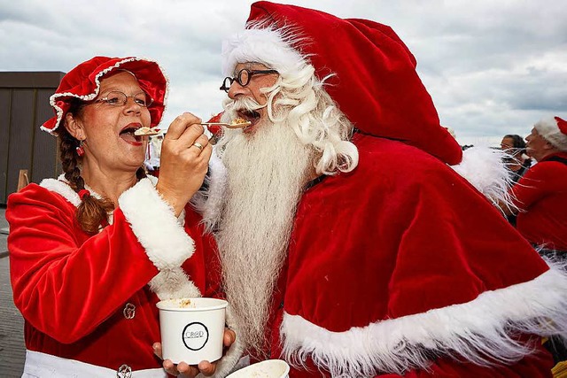 Ein kleines Eis zur Abkhlung: Weihnachtsfrau fttert Weihnachtsmann.   | Foto: PRIVAT