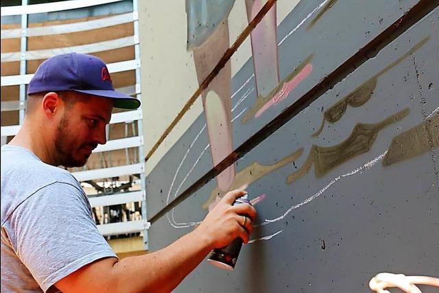 Video: Wie der Street Art Künstler Mr. Woodland den Treppenaufgang im Café Hermann gestaltete