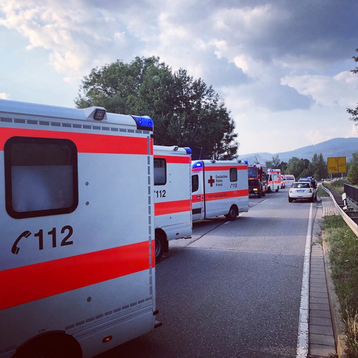 Drei Schwerverletzte und fünf Verletzte bei schwerem Unfall bei Kirchzarten  | Foto: Frank Nieberle