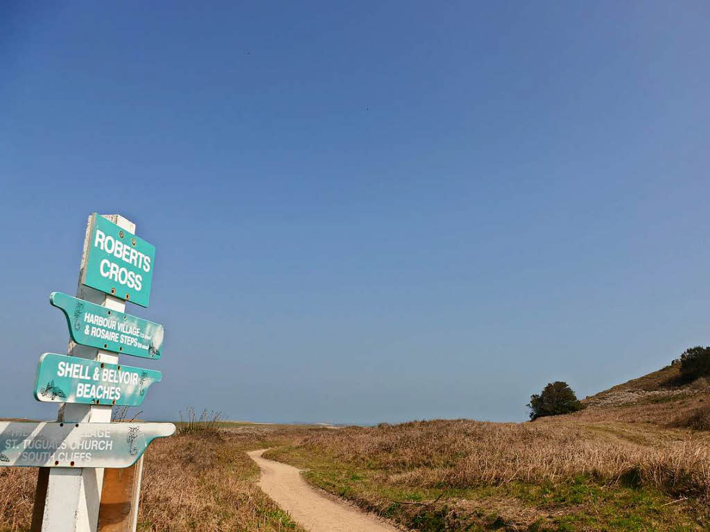 Wunderbar wandern: Schilder weisen den Weg auf Herm. 