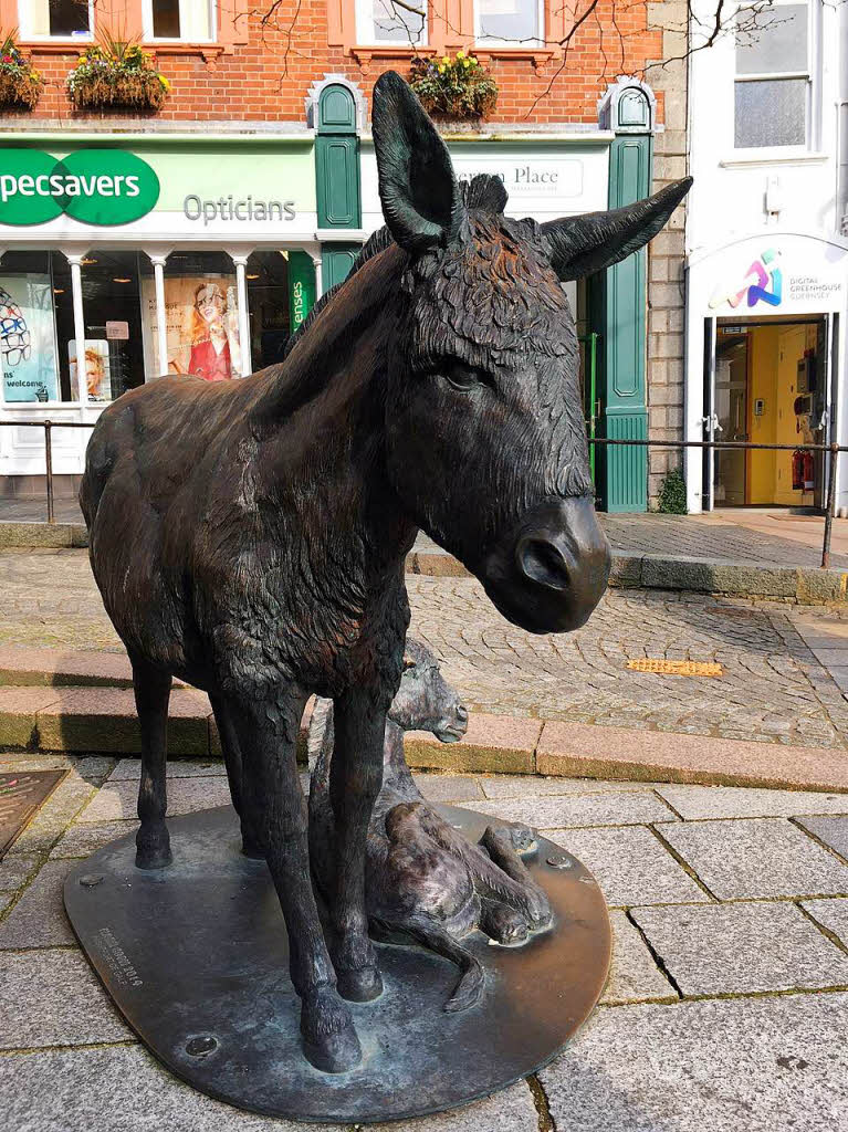 Nur eigenwillig oder sogar strrisch? Statue in St. Peter Port 