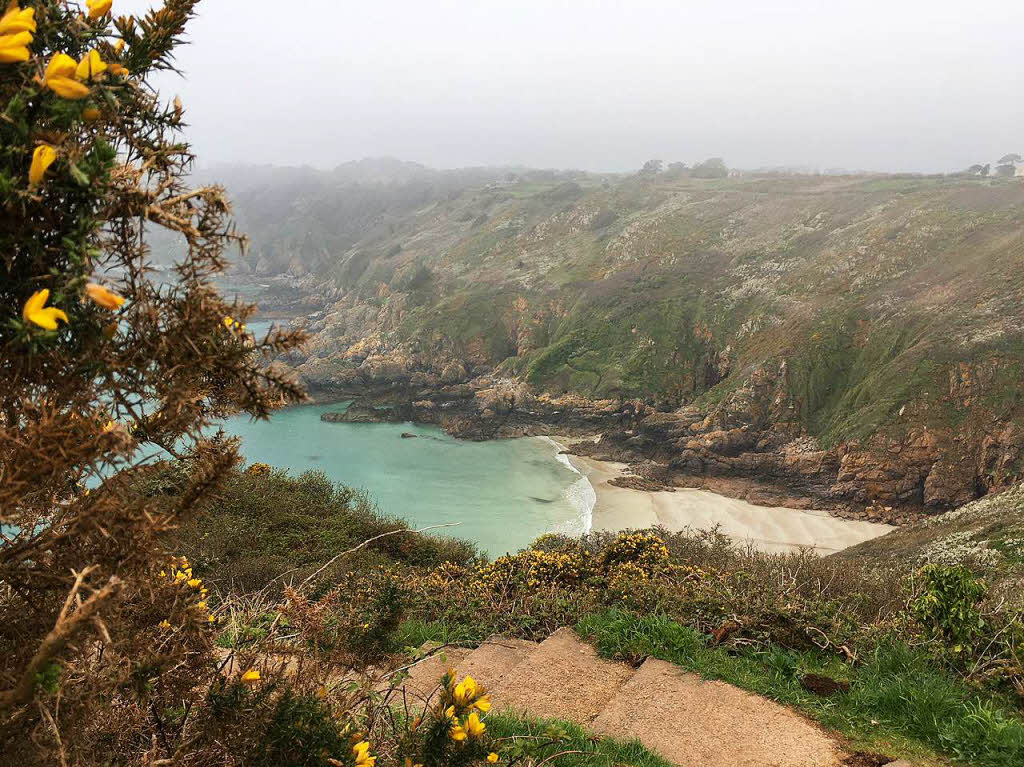 Trkisblaues Meer selbst bei Nebel – Guernsey