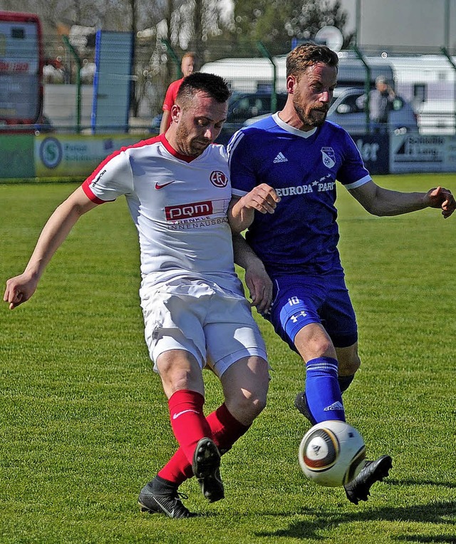 Fabio Jrger (FV Ettenheim, links) im ...tubert (SV Rust) beim Derby im April.   | Foto:  Pressebro Schaller