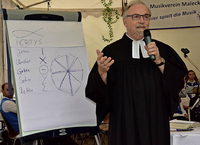 Pfarrer Joachim Knab zeigt und erklrt...-Kirchen-Gemeinde Bonhoeffer-Johannes.  | Foto: Hans Meidhof