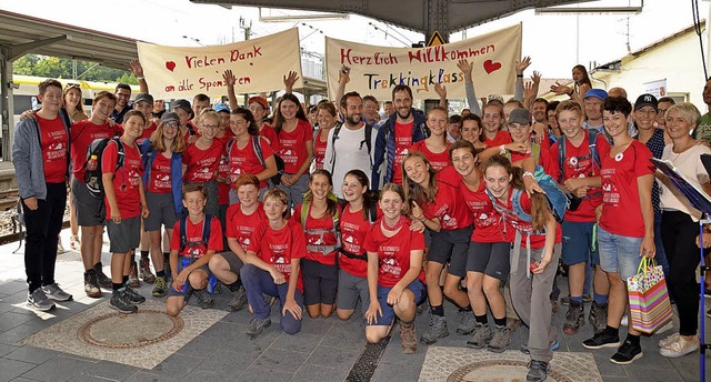 Mit groem Hallo wird die Trekkingklas...auf dem Westweg am Bahnhof empfangen.   | Foto: Jrgen Mller