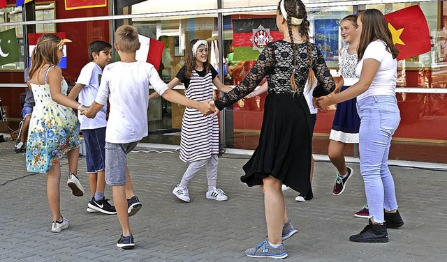Zu bretonischen Klngen wurde trotz k...Kulturen  auch dieser Tanz gemeistert.  | Foto: Martin Wunderle