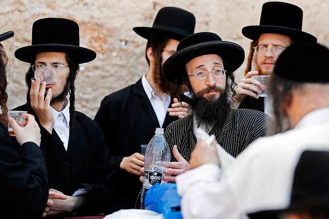 Orthodoxe Juden stehen in Jerusalem vor der Klagemauer.   | Foto: AFP