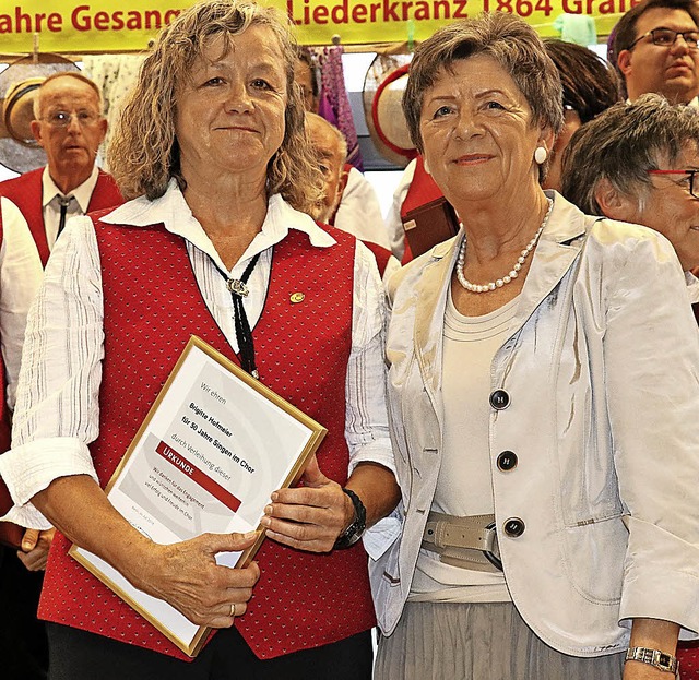 Brigitte Hofmeier (links) ist seit 50 ...fr  von Beate Endres (rechts) geehrt.  | Foto: Dorothe Kuhlmann