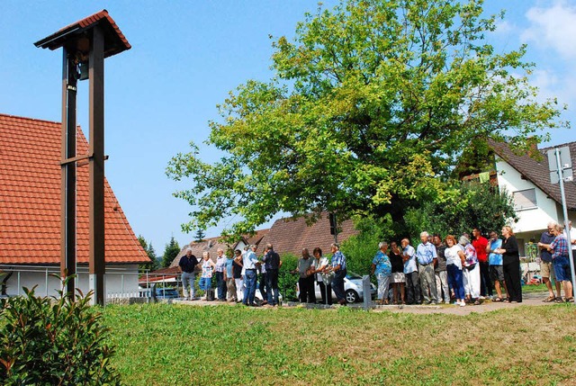 Das Glckchen am Turm, links das Dach ...sieht so aus, als knnten sie&#8217;s.  | Foto: Sylvia-Karina Jahn