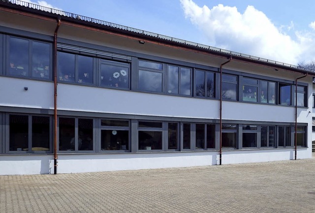 Die Renovierung der Schule in Herrisch...zeit fr die Gemeinde zu hoch zu sein.  | Foto: Archivfoto: Wolfgang Adam