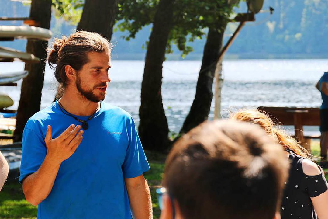 Rafael erklärt den Schülern, wie der Floßbau ablaufen soll.  | Foto: Felix Klingel