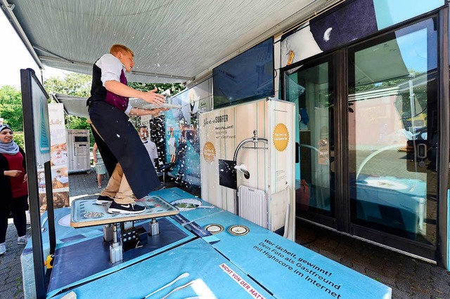 Einblick ins &#8222;Gastromobil&#8220;...t Glsern auf schwankendem Untergrund.  | Foto: Ingo Schneider