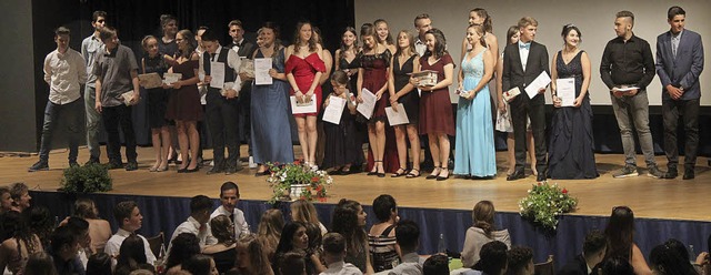 Viele  Absolventen wurden bei der Abschlussfeier mit Preisen ausgezeichnet.  | Foto: Erik Stahlhacke