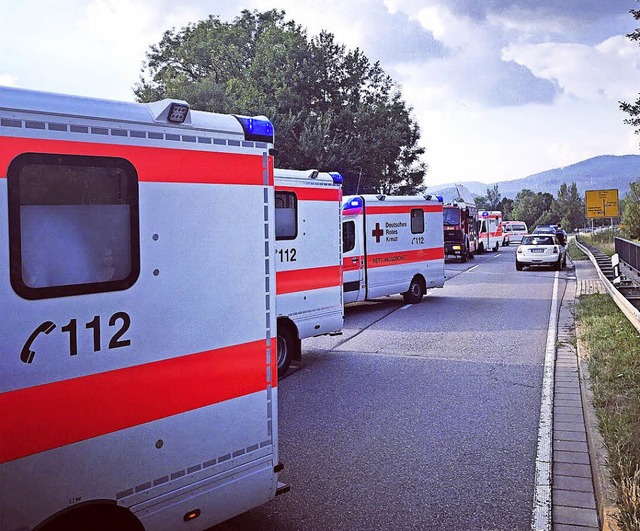 Rettungskrfte hatten am Montagabend n...ammen. Acht Menschen wurden verletzt.   | Foto: Frank Nieberle