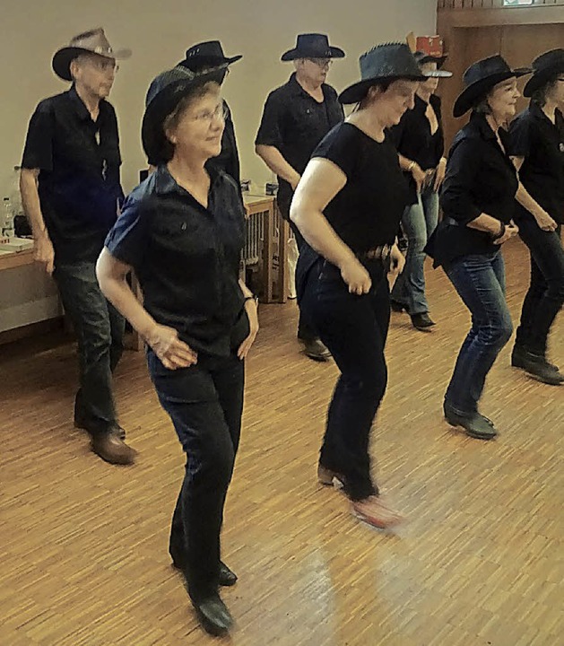 <BZ-FotoAnlauf>Johannesgemeinde:</BZ-FotoAnlauf> Viel Spa mit den Line-Dancern   | Foto: H. Mues