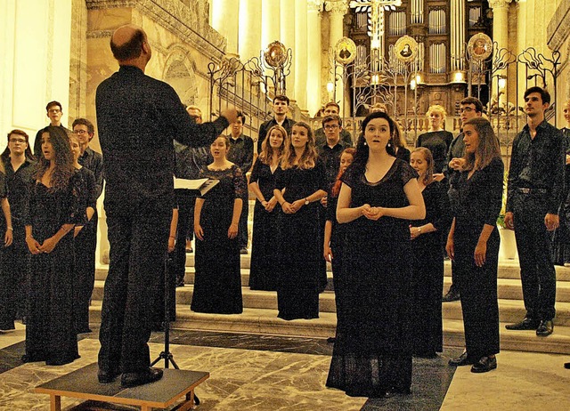 Der &#8222;Choir of Trinity College Ca... im voll besetzten Dom von St. Blasien  | Foto: Karin Stckl-Steinebrunner