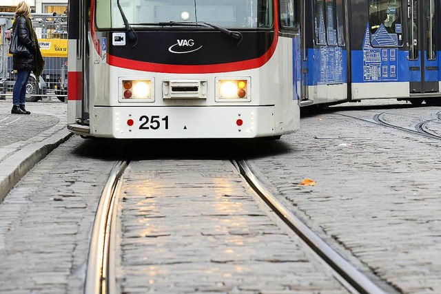 Mehrere Straenbahnen blieben am Dienstagabend stehen, weil der Strom ausfiel.  | Foto: Ingo Schneider