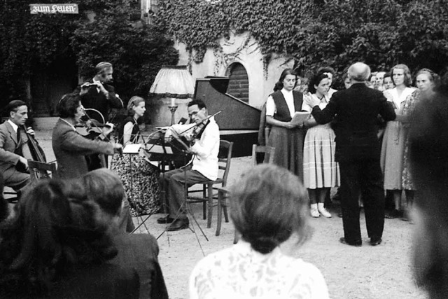 So hat es begonnen: Konzert bei der er...&#8211; Ernst Duis (rechts) dirigiert.  | Foto: Privat