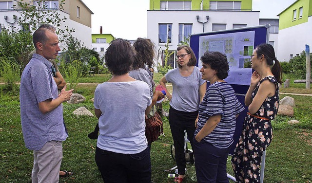 Ane Nieschling erklrt Anwohnern die Bolzplatz-Planung.   | Foto: Sindlinger