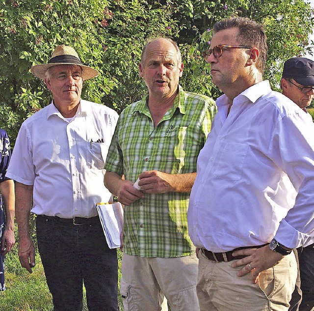 Landwirt Christoph Hfflin (Mitte) zei...  und Peter Hauk (rechts) seinen Hof.   | Foto: Annika Sindlinger