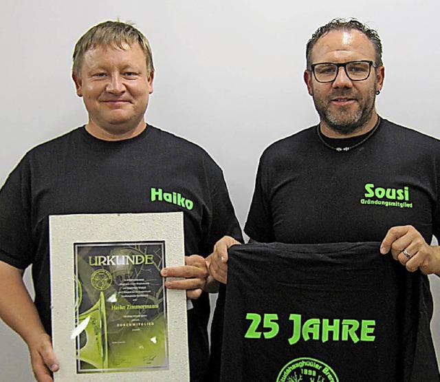 Dirk Zimmermann (rechts) zeichnete  Ha...angjhrige Treue zur Guggenmusik aus.   | Foto: Privat