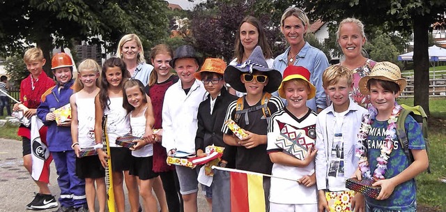 Mit Geschenken und einem Plakat mit de...lssler von der Wutacher Grundschule.   | Foto: Gertrud Rittner