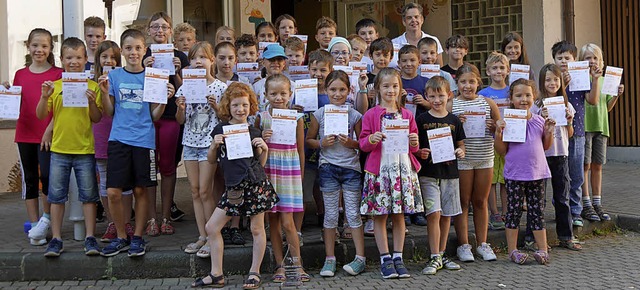 Die Wallbacher Kinder sind stolz auf ihre Urkunden.   | Foto: Marion Rank
