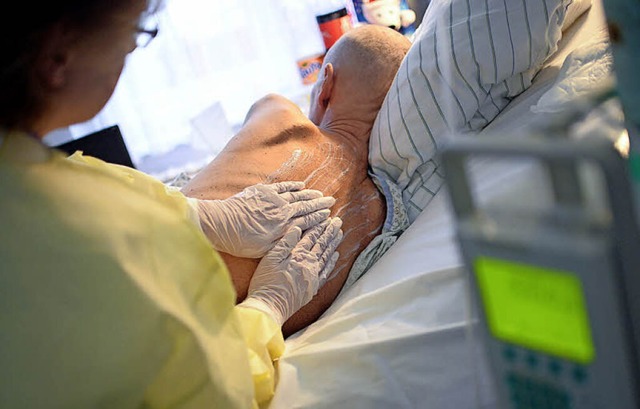 Nicht Heilung, sondern Linderung von S...teht im Zentrum der Palliativmedizin.   | Foto: dpa