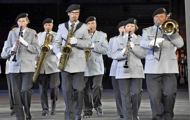 Das Heeresmusikkorps in der Arena des ...mende Altsaxophonist Siegfried Knig.   | Foto: Daniel Gramespacher/Stefan Mller