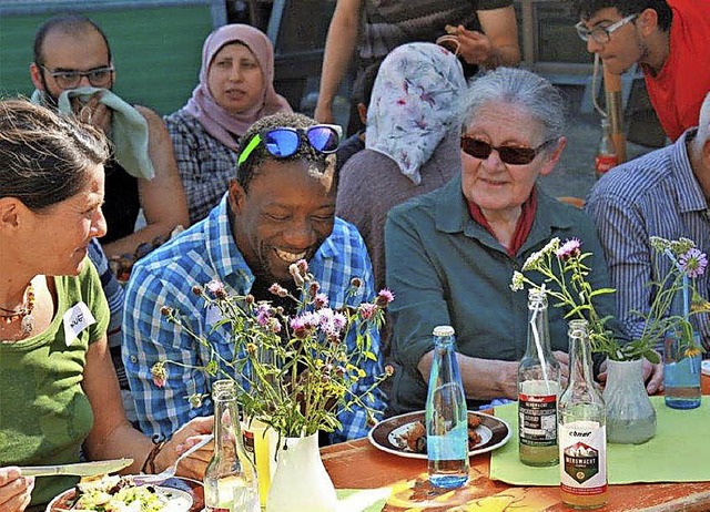Flchtlinge, Anwohner und Helfer feiern gemeinsam.   | Foto: Peter Reith