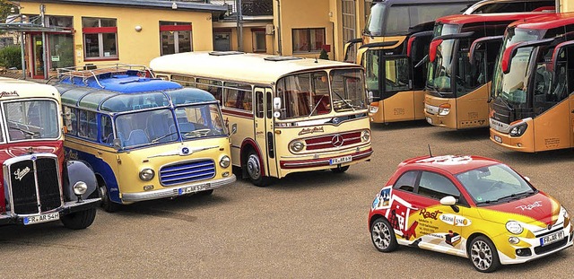 <BZ-FotoAnlauf>90. Geburtstag Rast Rei... neue und alte Fahrzeuge prsentiert.   | Foto: Rast Reisen