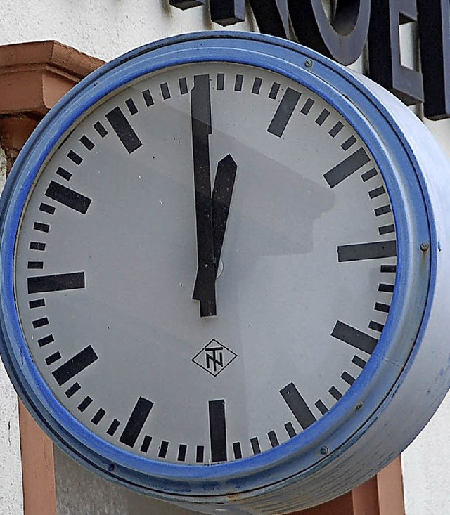 Silbergrau wird die Uhr in Eimeldingen... diese alte Bahnhofsuhr in Haltingen.   | Foto: Archivbild: Langelott